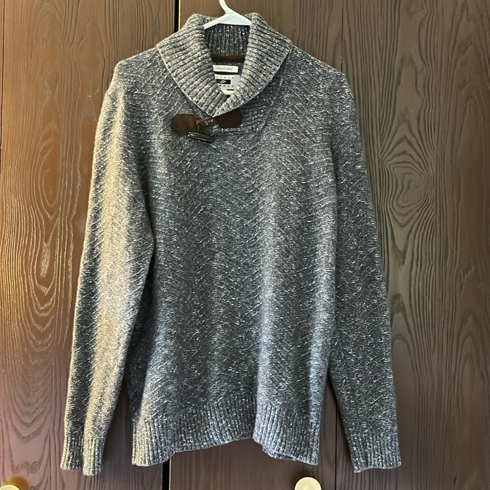 Joseph Abboud Italian Yarn wool gray/ white sweater. Size Medium.